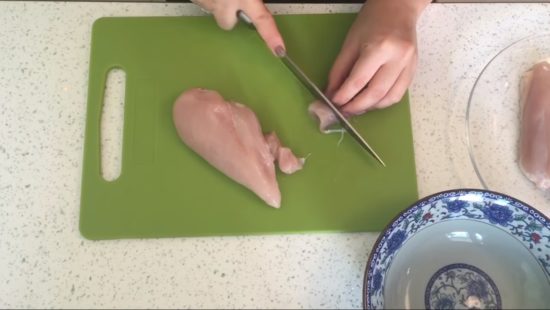 Нарезаем куриное филе