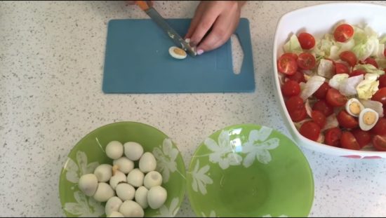 Разрезаем перепелиные яйца пополам