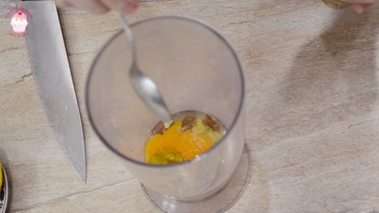 Добавляем яйцо, лимонный сок и горчицу