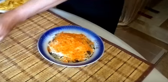 Выкладываем морковку