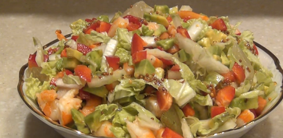 Выкладываем салат в салатник