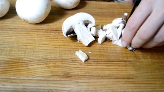 Нарезаем обжариваем грибы с луком
