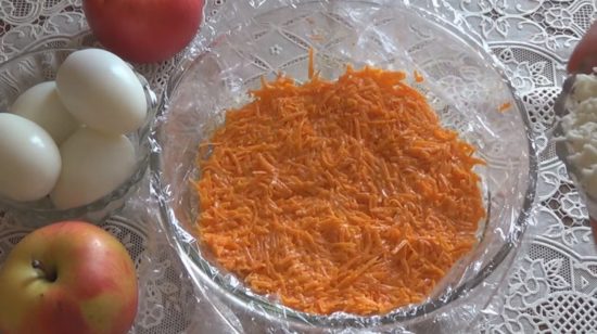 Выкладываем половину моркови в форму