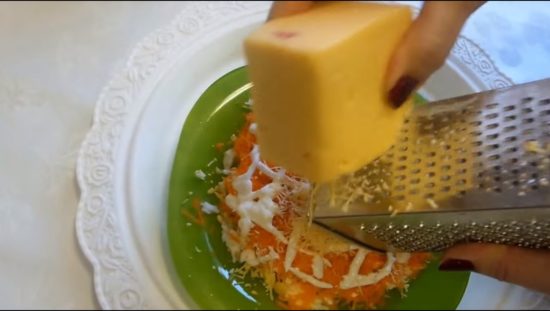 Натираем сыр на мелкой тёрке