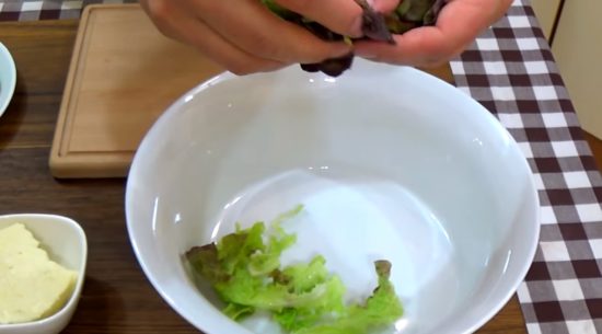 Листья салат нарвём руками