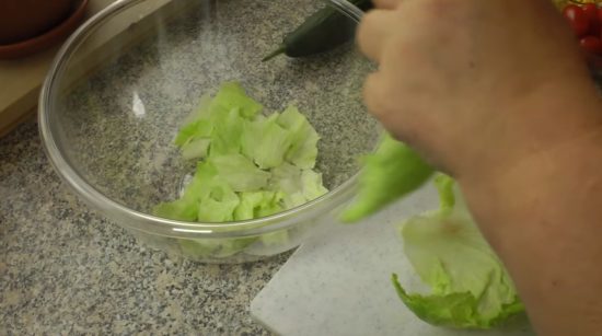 Листья салат айсберг ломаем руками