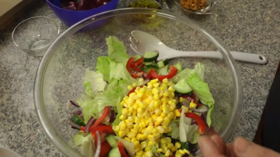 Салат перемешиваем, добавляем кукурузу