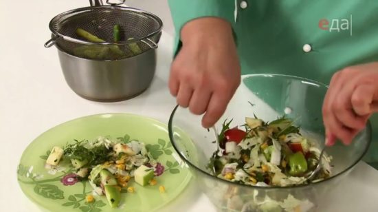Выкадываем салат на тарелку и украшаем спаржей