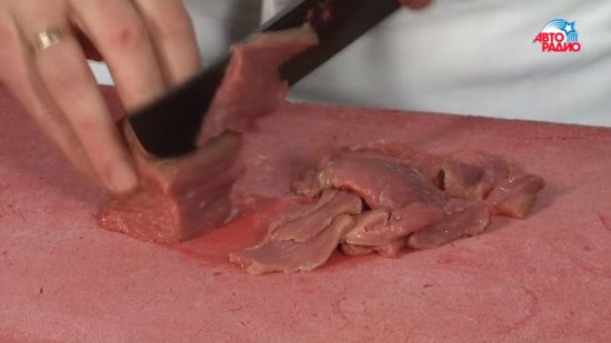 Мясо нарезаем соломкой