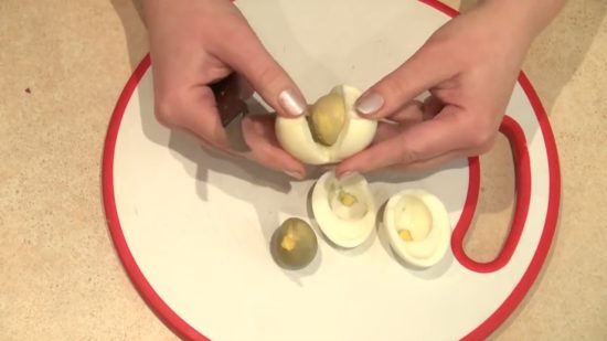 Откладываем белки двух яиц, остальное натираем на тёрке