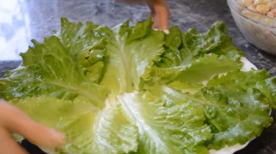 Выкладываем листья салата на дно блюда