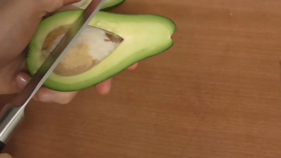 Чистим авокадо