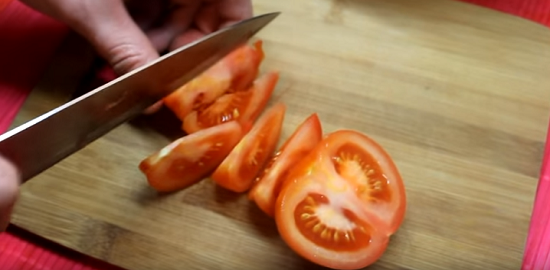 Нарезаем небольшими дольками помидоры