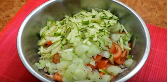 Перемешиваем салат