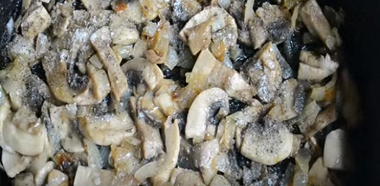 Обжариваем грибы с луком