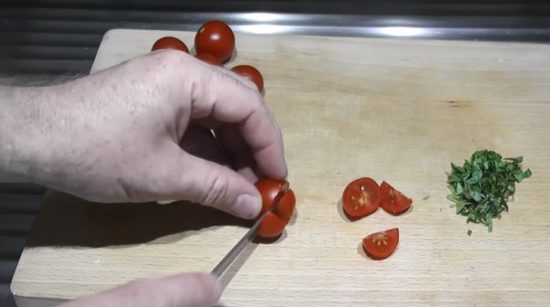 Разрезаем помидоры черри