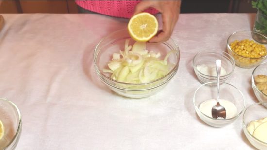 Маринуем лук с солью, сахаром и лимонным соком