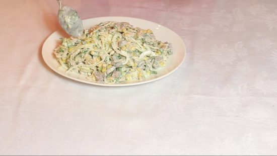 Выкладываем салат на блюдо и украшаем