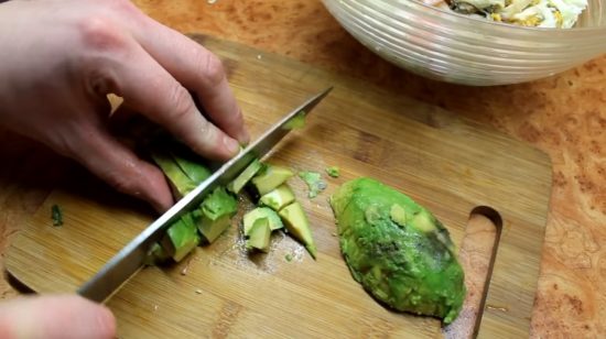 нарезаем авокадо кусочками