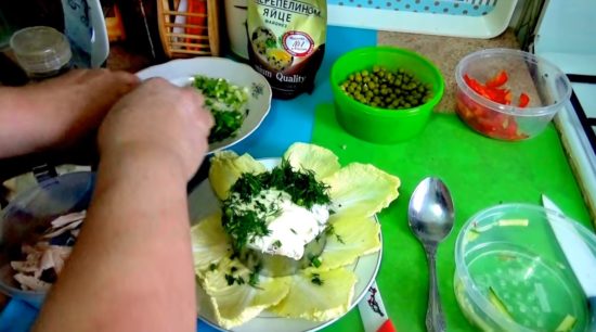 Украшаем салат зеленью