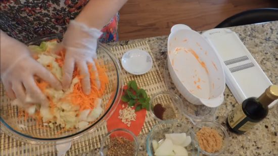 Перемешаем капусту и морковь руками