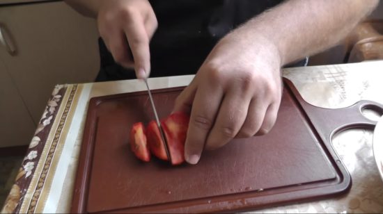 нарезаем помидоры дольками