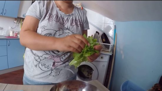 Руками рвём салат