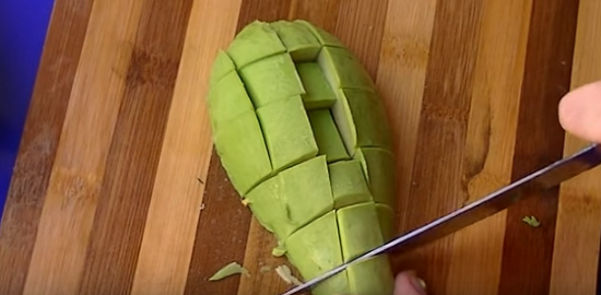 Нарезаем кубиком авокадо