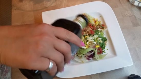 Заправляем салат оливковым маслом
