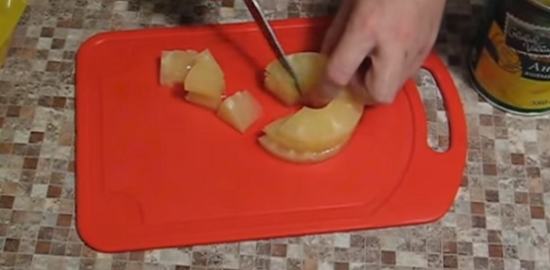 Нарезаем ананас