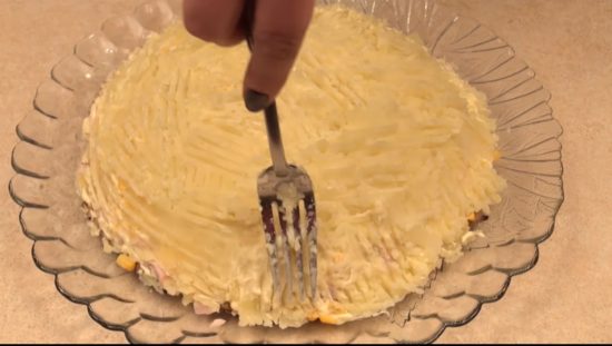 Накрываем верх и бока салата картофельным пюре